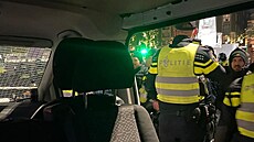 Ofek v policejním aut� �ekající na eskort do hotelu po fotbalovém zápase v...