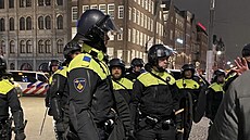 Policisté na námstí Amsterdamu po fotbalovém zápase (7. listopadu 2024)