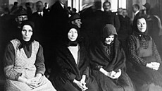 Nejen stejné pózy, nejen stejné �aty, nejen stejné, ztrhané tvá�e. �eny z...