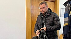 Josef Pelc na chodb� Krajského soudu v Ústí nad Labem (11. listopadu 2024)