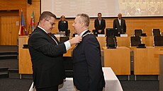 Nyní u bývalý hejtman Ústeckého kraje Jan Schiller (vlevo) pedává funkci...