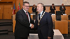 Nyní u bývalý hejtman Ústeckého kraje Jan Schiller (vlevo) a jeho nástupce a...