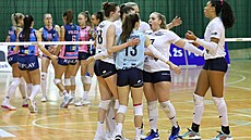 Kapitánka VK Olomouc Simona Bajusz (�íslo sedm) se raduje se svými...