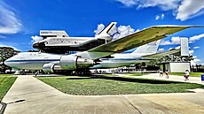 Nikdy nepou�itý raketoplán Independence je p�imontovaný na zádech speciáln�...