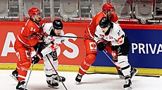 Obránci Ocelá�� Tomá� Kundrátek a Richard Nedomlel (vpravo v �erveném) brání...