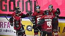 Sparané se radují z gólu proti Pardubicím.