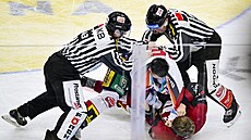 Michal Houdek svádí p�stní souboj s Miroslavem Formanem.