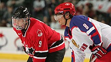 Sidney Crosby (vlevo) a Alexandr Ove�kin p�i postavení na buly b�hem finále...