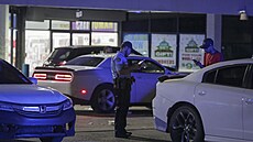 Podél trasy tradi�ního pr�vodu v New Orleans zahynuli p�i st�elb� dva lidé....