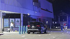 Podél trasy tradi�ního pr�vodu v New Orleans zahynuli p�i st�elb� dva lidé....