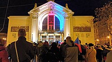 V Pardubicích se se�ly p�ibli�n� dv� stovky lidí p�ed Východo�eským divadlem...