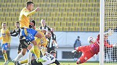 Teplický úto�ník Filip Horský pálí na bud�jovického branká�e Martina Janá�ka.