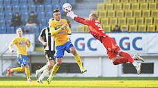 Bud�jovický branká� Martin Janá�ek zasahuje proti nebezpe�né st�ele.
