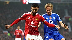 Kapitán United Bruno Fernandes brání mí� p�ed Victorem  Kristiansenem z...