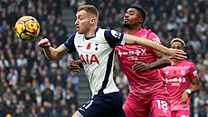 Tottenhamský zálo�ník Dejan Kulusevski se �ene za mí�em, na záda mu dýchá Ben...