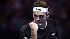 Taylor Fritz slaví získaný bod v utkání Turnaje mistr� s Daniilem Medv�d�vem.