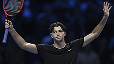 Taylor Fritz zdraví diváky po vít�zství nad Daniilem Medv�d�vem na Turnaji...