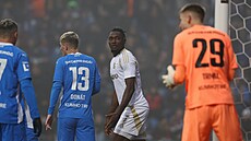 Victor Olatunji se otá�í po boleslavském branká�i Matou�i Trmalovi.