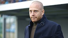 Trenér Boleslavi Andreas Brännström sleduje poínání svých svenc v utkání se...