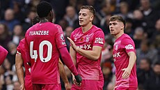 Liam Delap slaví se spoluhrá�i druhý gól Ipswiche v utkání s Tottenhamem.