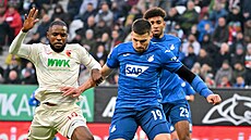 David Jurásek z Hoffenheimu (vpravo) se p�etla�uje o mí� s Frankem Onyekou z...