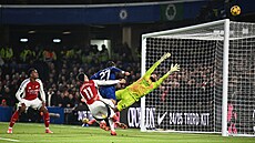 Malo Gusto z Chelsea posílá mí mimo bránu Arsenalu.