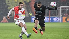 Obránce Slavie Tomá� Hole� v akci s úto�níkem Karviné Guimarãesem da Silvou