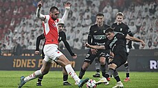 Úto�ník Slavie Tomá� Chorý se sna�í prosadit v hlou�ku soupe�� z Karviné.