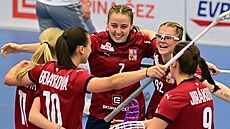 eky slaví gól proti výcarsku, uprosted je stelkyn Anna Brucháková (7).