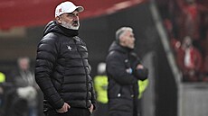 Trenér Slavie Jind�ich Trpi�ovský sleduje d�j utkání s Karvinou.