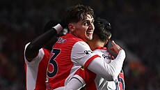 Mojmír Chytil slaví se spoluhrá�i ze Slavie úsp�ch proti Karviné.