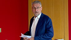 Bývalý ministr obrany Lubomír Metnar u Obvodního soudu pro Prahu 6 (14....