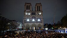 Veejný prvod se svíkami, pi kterém se do katedrály Notre-Dame vrátila socha...