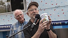 Angaovaní zakladatelé spolenosti Ben & Jerrys, Ben Cohen (vlevo) a Jerry...