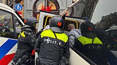 Nizozemská policie v Amsterdamu rozehnala propalestinskou demonstraci, které se...