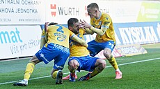 Tepli�tí fotbalisté slaví gól Daniela Truba�e (uprost�ed) do sít� �eských...