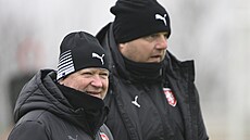 Trenér �eské fotbalové reprezentace Ivan Ha�ek, v pozadí jeden z jeho asistent�...