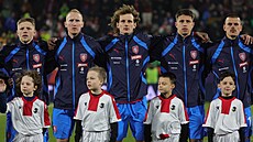 etí fotbalisté zpívají státní hymnu ped zápasem Ligy národ proti Gruzii.