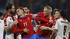 �eský úto�ník Jan Kuchta v poty�ce s fotbalisty Gruzie.