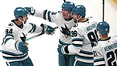 Jan Rutta (vlevo) slaví se spoluhrá�i gól San Jose v zápase proti Pittsburghu.