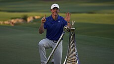 Golfista Rory McIlroy pózuje s trofejemi po vít�zství v Dubaji, kterým si...
