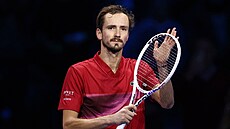 Ruský tenista Daniil Medved�v tleská po vít�zství ve skupin� Turnaje mistr�.