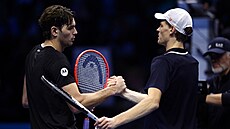 Ameri�an Taylor Fritz (vlevo) a Ital Jannik Sinner si podávají ruce po zápase...