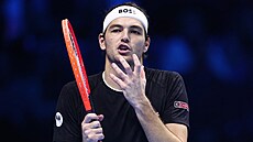 Nespokojený Ameri�an Taylor Fritz b�hem utkání základní skupiny na Turnaji...