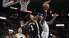 Victor Wembanyama blokuje Johna Collinse.