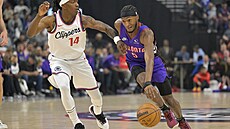 Terance Mann brání Immanuela Quickleyho.