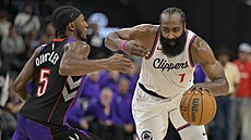 James Harden se sna�í p�ekonat obranu Immanuela Quickleyho.