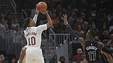 Darius Garland zakon�uje p�es Dennise Schrödera.