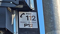 Nov� se pou�ilo �erné písmo na bílý reflexní podklad.