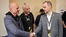 Nový pedseda Pirát Zdenk Hib pijímá gratulaci od Lukáe Wagenknechta,...